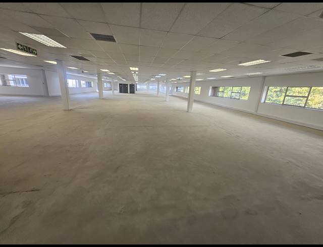 4,730M² OFFICE FOR SALE IN LONGMEADOW